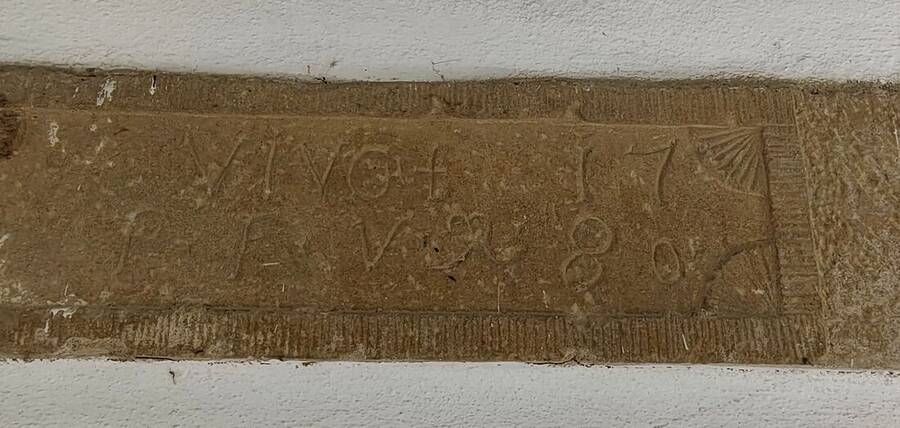 Verwitterte Sandstein-Inschriftentafel an der Fassade von Schloss Laibach, vermutlich aus den 1780er-Jahren